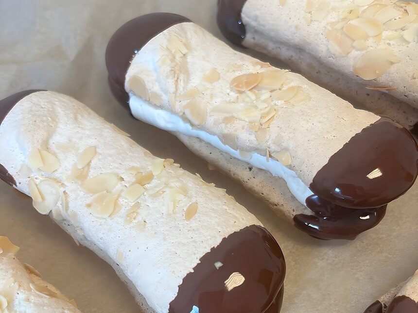 Klassieke bokkepoten met amandelschaafsel, de uiteinden gedoopt in pure chocolade