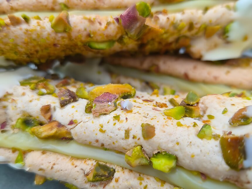 Bokkepoten met pistachecrème en gehakte pistache, van dichtbij