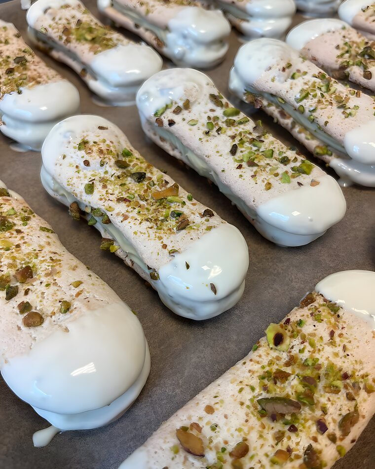 Bokkepoten met witte chocolade en pistache, staand van dichtbij