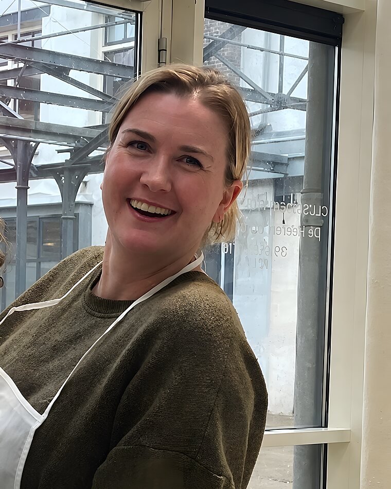 Deborah van der Pluijm, lachend in haar schort