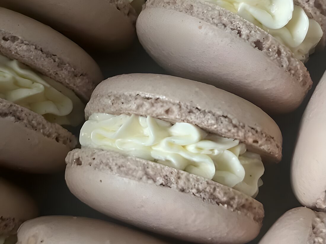 Gevulde macarons van dichtbij, met de gespoten crèmelaag tussen de twee schelpen