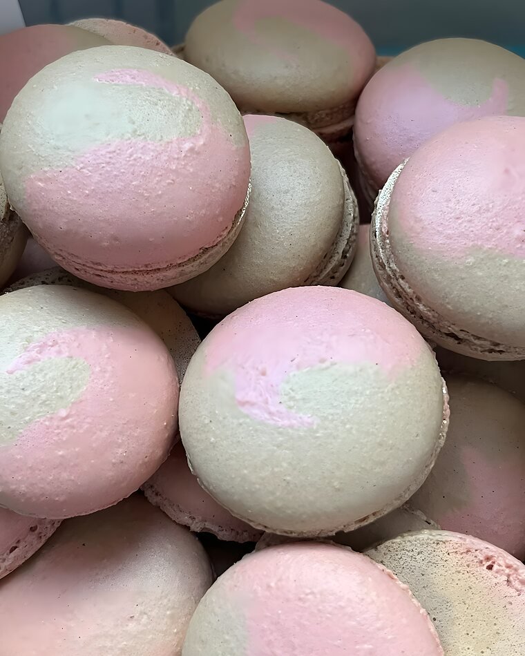 Gemarmerde macaronschelpen in roze en pistachegroen, net gespoten